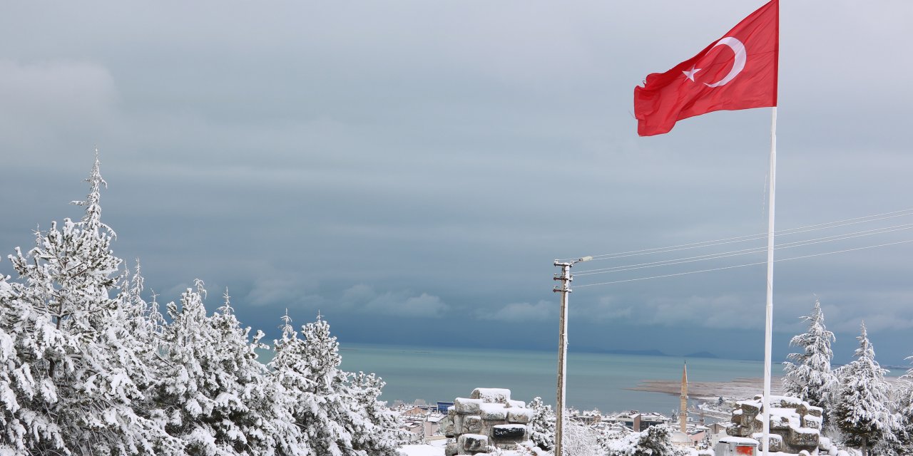 Beyşehir'de kar yağışıyla seyrine doyumsuz manzaralar ortaya çıktı