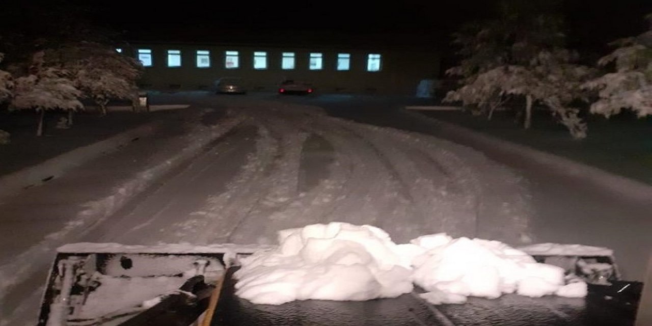 Yalıhüyük Belediyesi ekipleri, kar yağışından kapanan yolları ulaşıma açtı