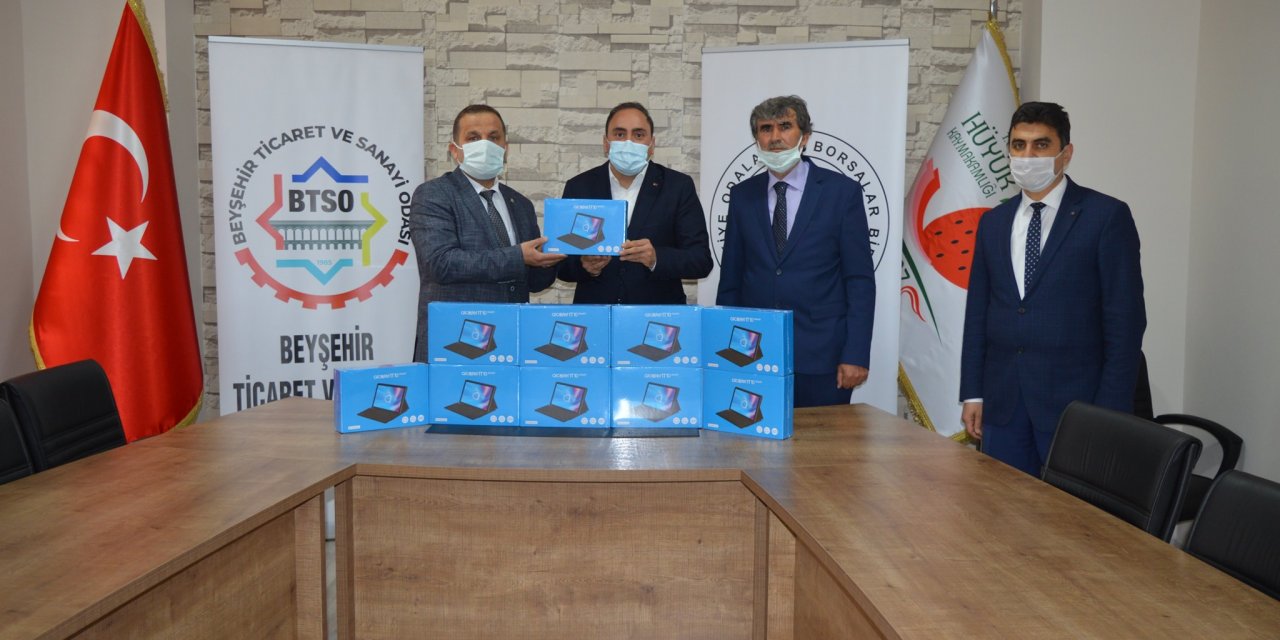 Beyşehir Ticaret ve Sanayi Odası, Hüyük'teki öğrenciler için tablet desteği verdi