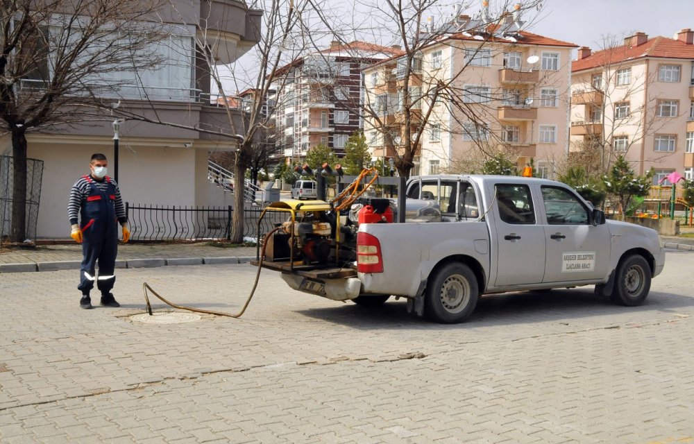 Akşehir Belediyesi'nden ilaçlama çalışması