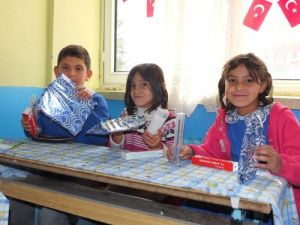 Gençlik Merkezi'nden Öğrencilere Diş Bakım Seti Ve Kırtasiye Malzemesi Yardımı