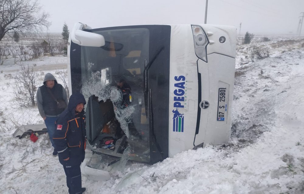 Tur otobüsü devrildi: 1 ölü, 12 yaralı