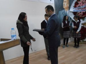 Tatilde Kitap Okuyan Öğrenciler Bilgisayar Ödülü Aldı