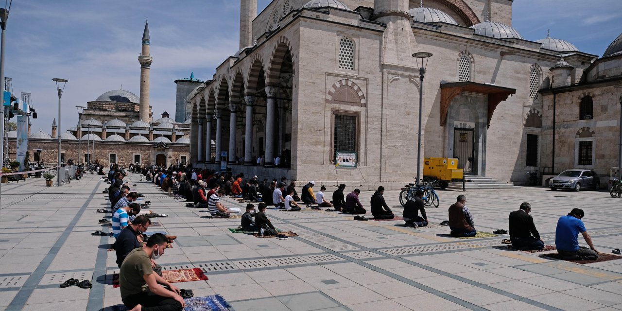 Konya'da koronavirüs tedbirli cuma namazı