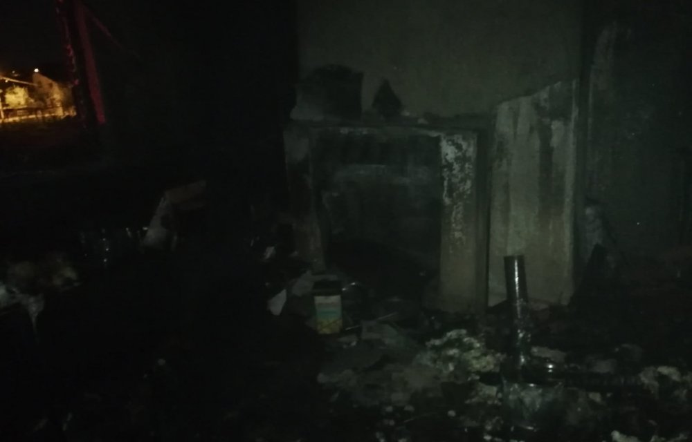 Beyşehir'de iki katlı evin çatısında çıkan yangın söndürüldü