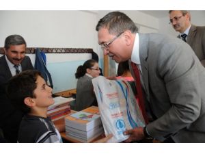 Pursaklar Belediyesi'nin Kampanyaları Öğrencileri Kitapla Buluşturuyor