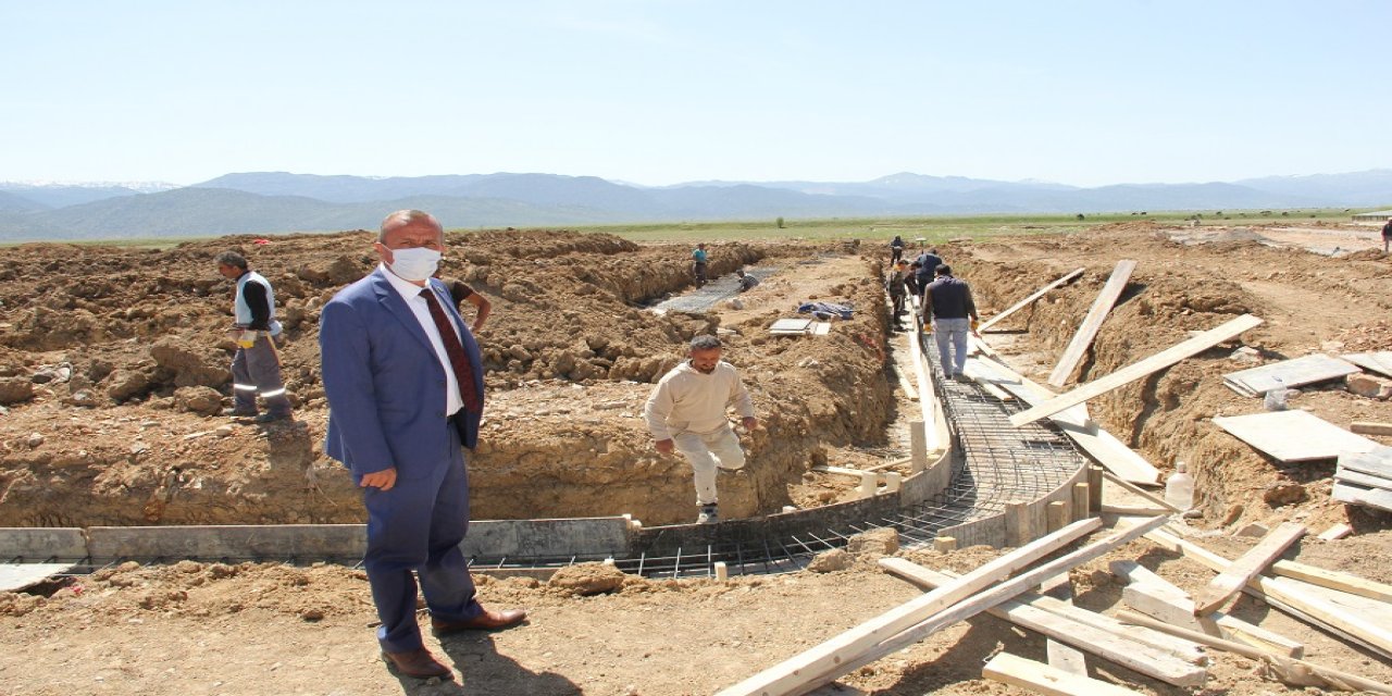 Yalıhüyük Belediye Başkanı Hasan Koçer, Millet Bahçesi inşaatını inceledi