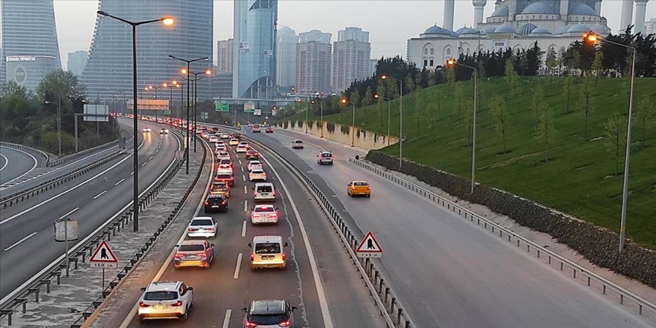 Ttam kapanma öncesinde şehir dışına çıkmak isteyenler nedeniyle trafik yoğunlaştı