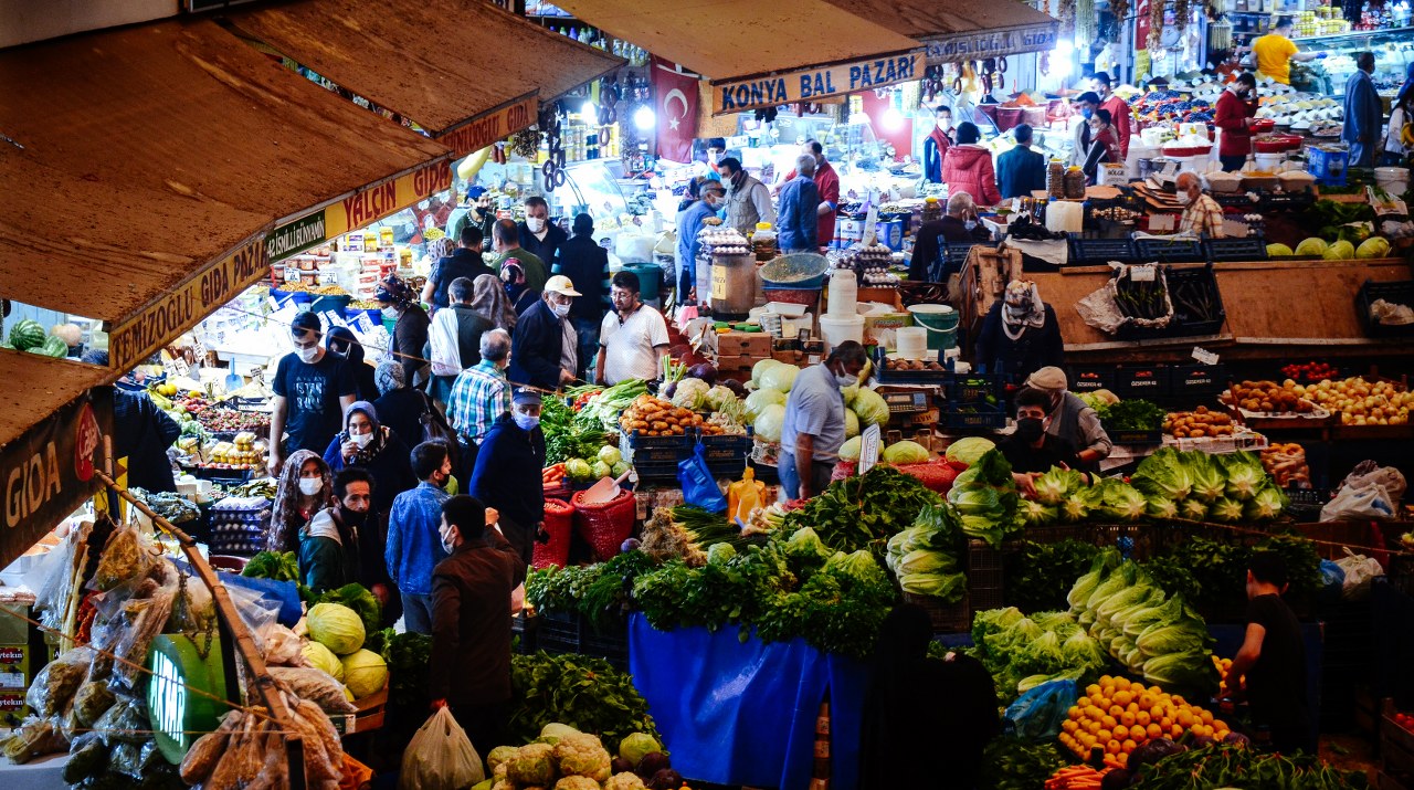 Konya'da vatandaşlar "tam kapanma" öncesi çarşı ve pazarda yoğunluk oluşturdu