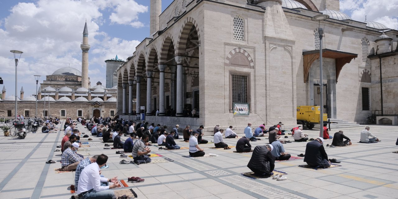 Konya'da tedbirli cuma namazı kılındı