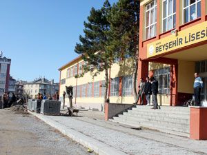 Beyşehir'de okul bahçeleri parke taşla kaplanıyor