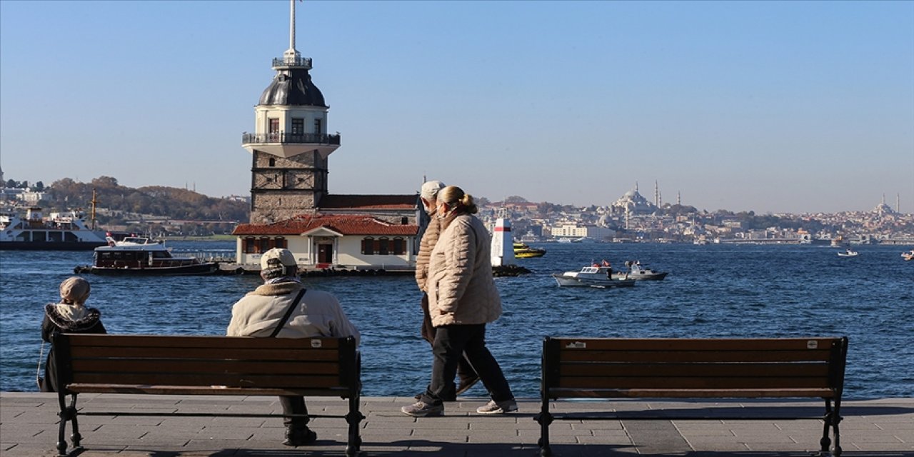 Kovid-19 aşısı olan 65 yaş ve üzerindekilerde vaka oranı yarı yarıya azaldı