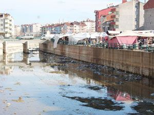 Çarşamba kanalı çöplüğe döndü