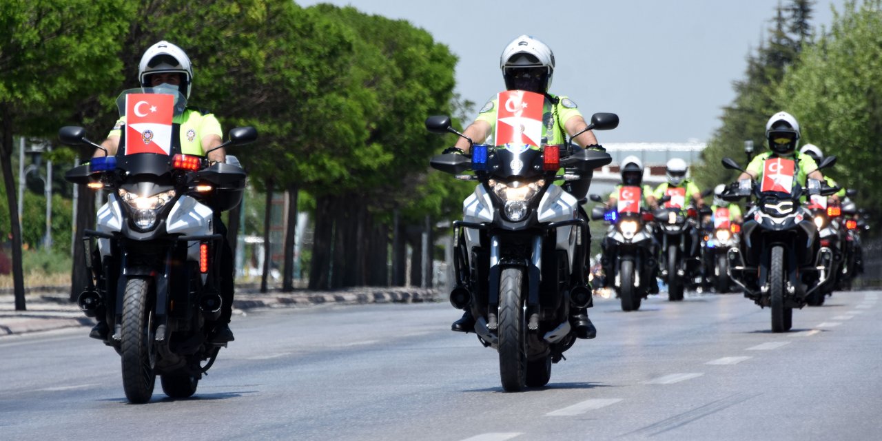 Konya'da polisten 19 Mayıs korteji