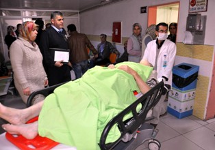 İki otomobil arasında sıkışıp yaralandı