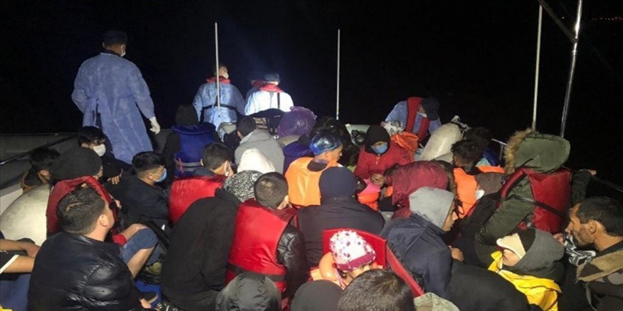 Çanakkale açıklarında Türk kara sularına itilen 46 düzensiz göçmen kurtarıldı