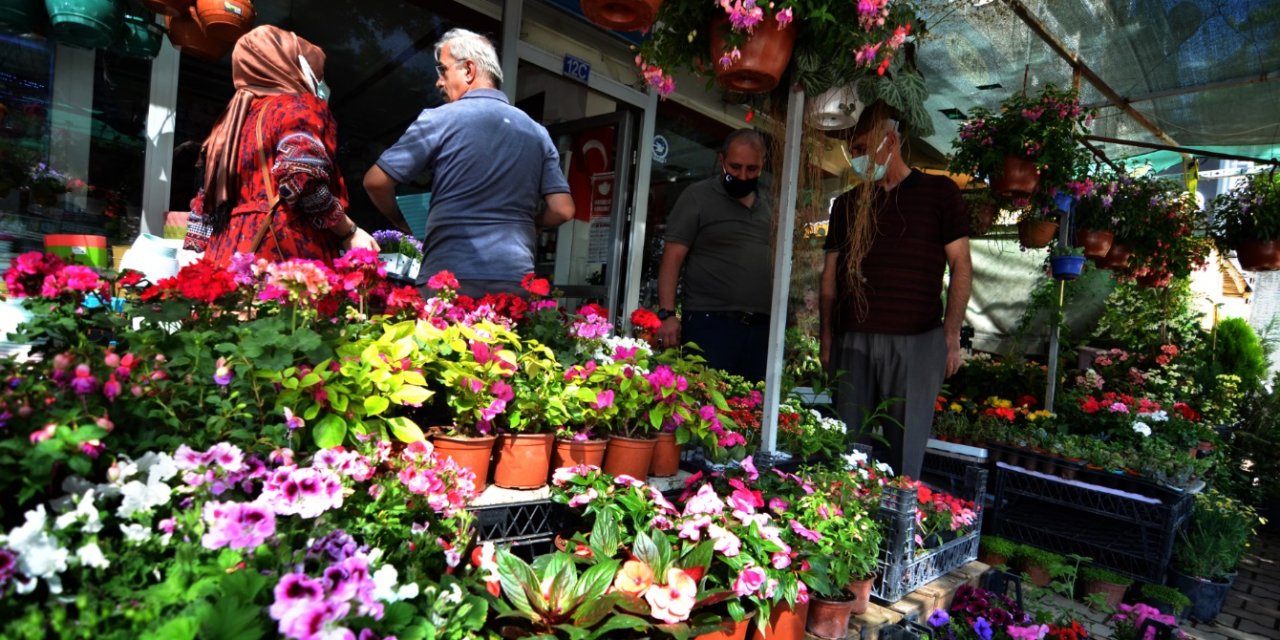 Konya'da çiçekçilerde yoğunluk yaşanıyor