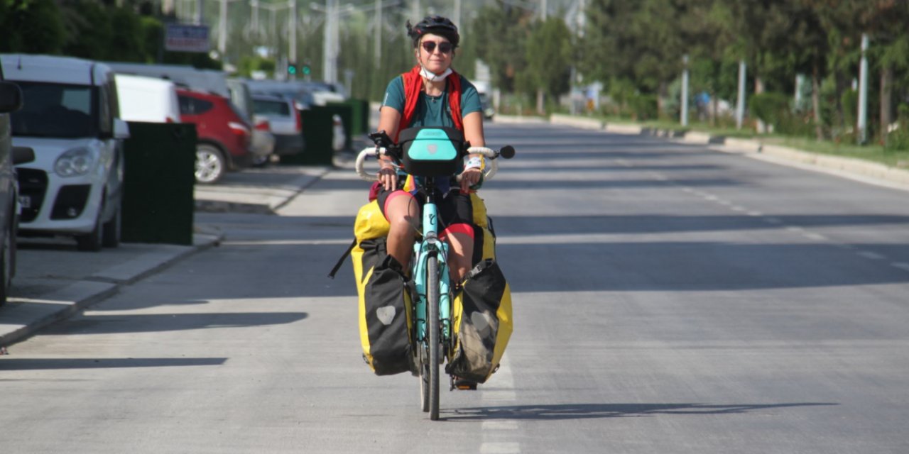 Elektrikli bisikletiyle Türkiye turuna çıkan Bengi, Konya'da mola verdi
