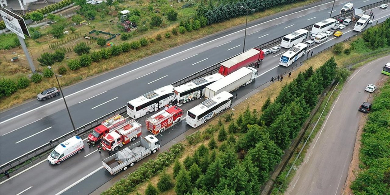 Anadolu Otoyolu'nun Kocaeli kesiminde 21 aracın karıştığı zincirleme trafik kazası: 20 yaralı