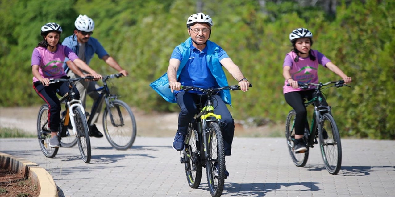 Cumhurbaşkanı Yardımcısı Oktay'dan Dünya Bisiklet Günü paylaşımı: Tertemiz bir doğa için pedalları çevirelim