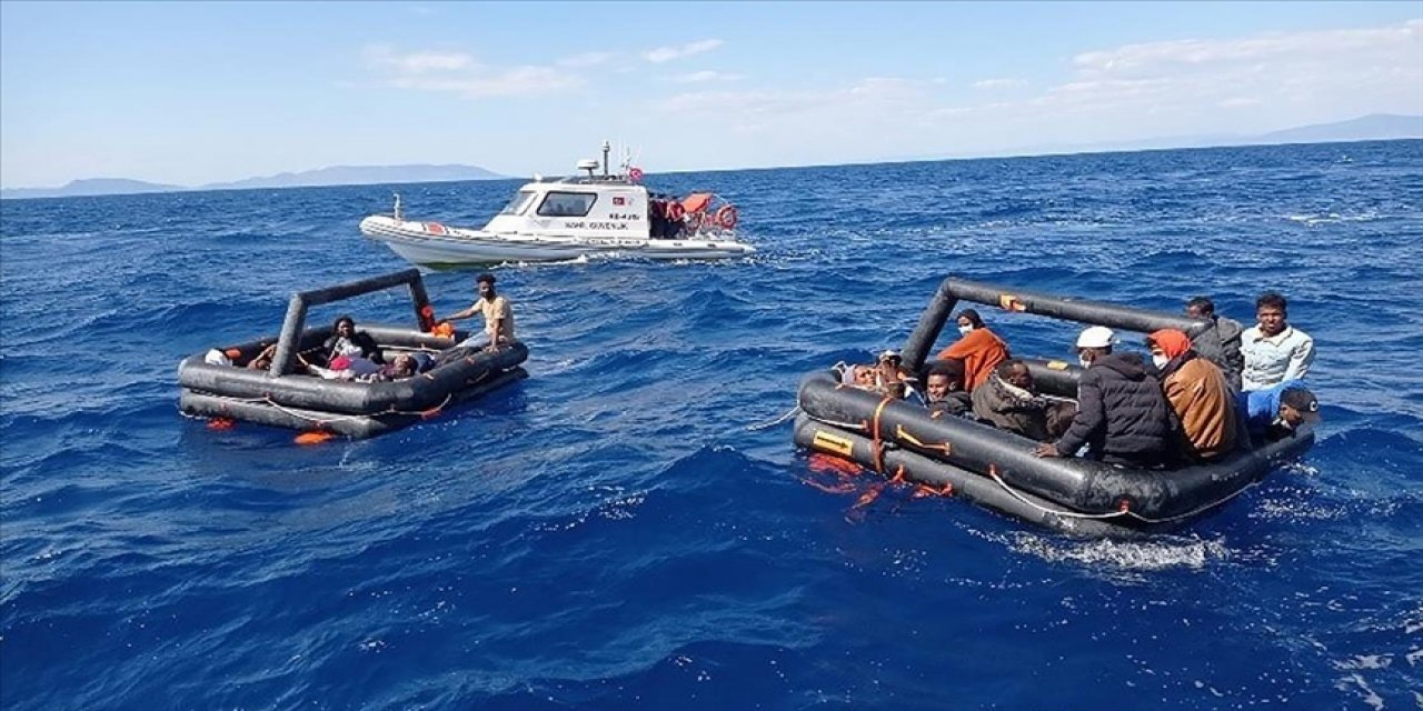 İzmir açıklarında Türk kara sularına itilen 131 düzensiz göçmen kurtarıldı