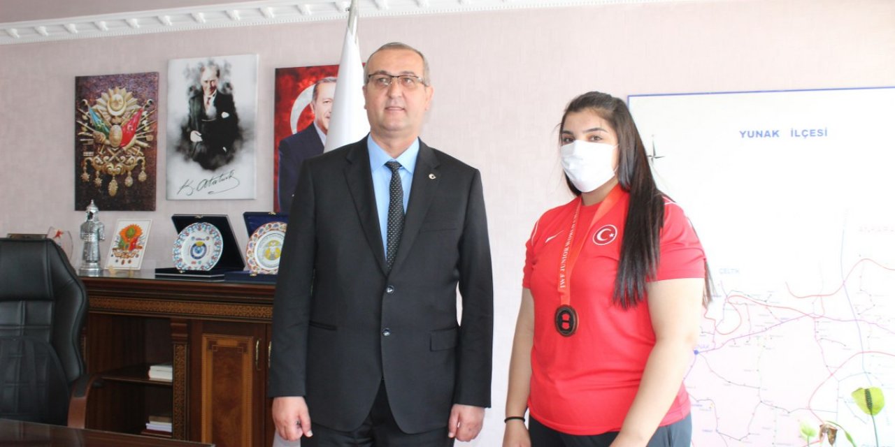 Milli halterci Nuran Yalçın, Yunak Belediyesi'nce altınla ödüllendirildi