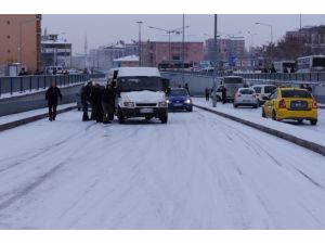 Kar, Erzurum'da Trafik Kazalarına Sebep Oldu