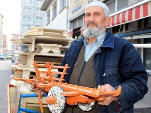 Seyyar Marangoz, Ekmeğini Odundan Çıkarıyor