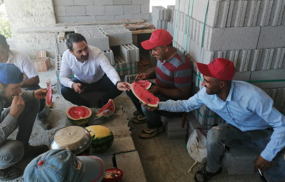 AK Parti Ereğli İlçe Başkanı Zübeyir Dursun, inşaat işçilerine karpuz ikram etti