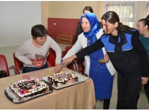 Uşak Engelsiz Yaşam Merkezi'nde Doğum Günü Partisi Yapıldı