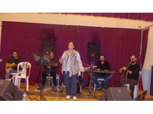 Sabahat Akkiraz, Cezaevindeki Kadınlara Konser Verdi