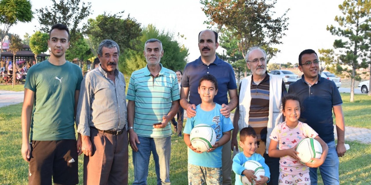 Başkan Altay, çocuklara  futbol topu hediye etti