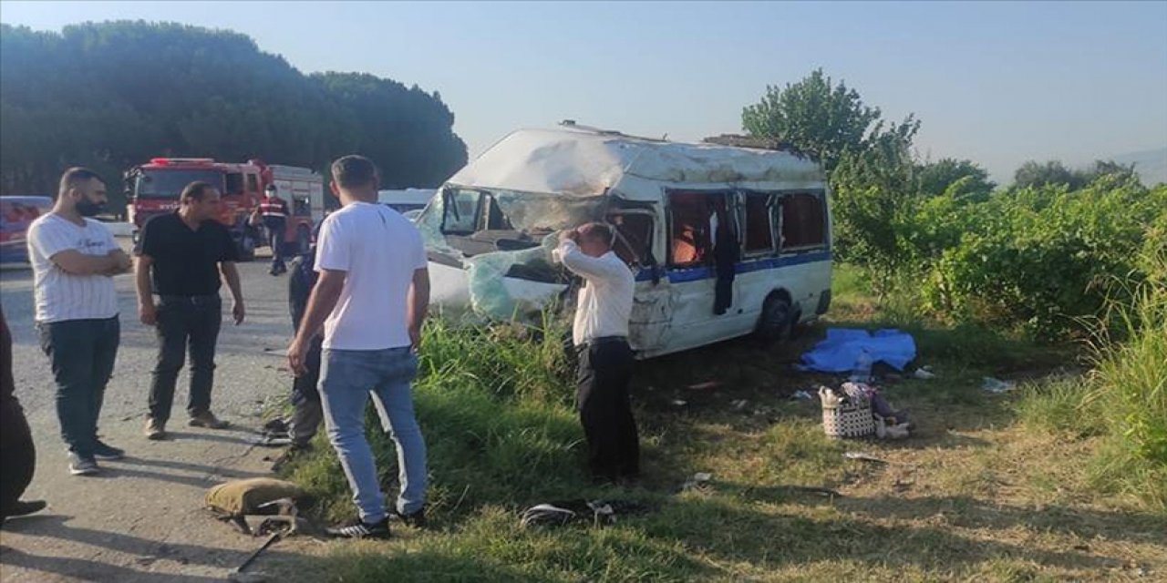 Tarım işçilerini taşıyan minibüsle otomobil çarpıştı: 2 kişi öldü, 9 kişi yaralandı