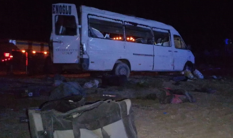 Mevsimlik işçileri taşıyan minibüs şarampole devrildi: 1 ölü, 14 yaralı