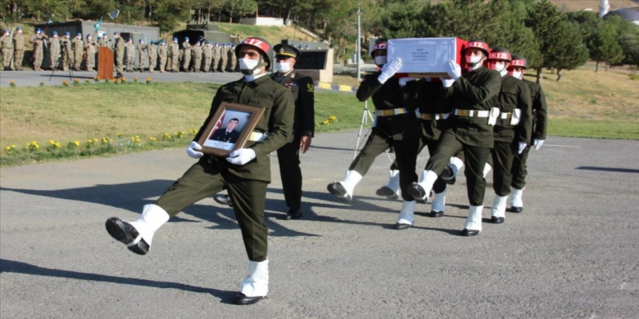 Irak'ın kuzeyindeki Pençe Harekatı bölgesinde şehit olan asker için Hakkari'de tören düzenlendi