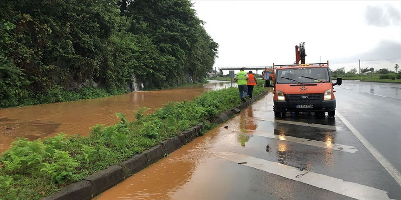 Rize'de yoğun yağış beklenen bölgelerde 112 hane geçici olarak tahliye edildi