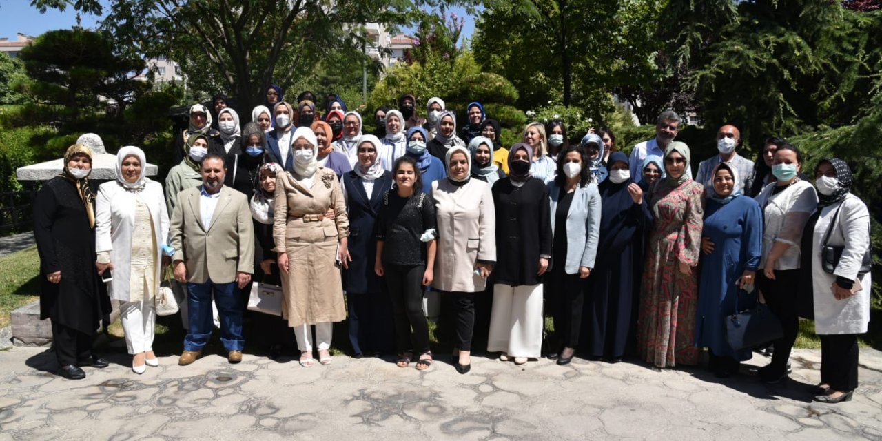 AK Parti Genel Merkez Kadın Kolları Başkanı Keşir, Konya'da STK temsilcileri ve basın mensuplarıyla bir araya geldi