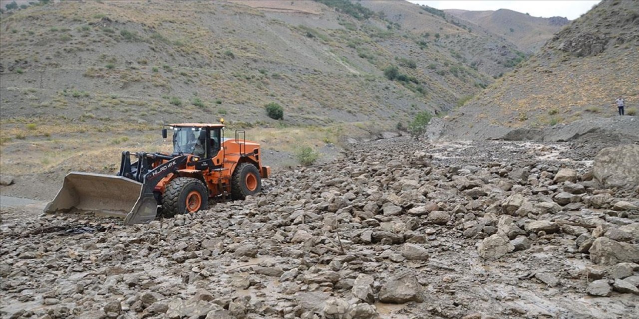 3 noktada meydana gelen heyelan nedeniyle kapanan Hakkari-Van kara yolu ulaşıma açıldı