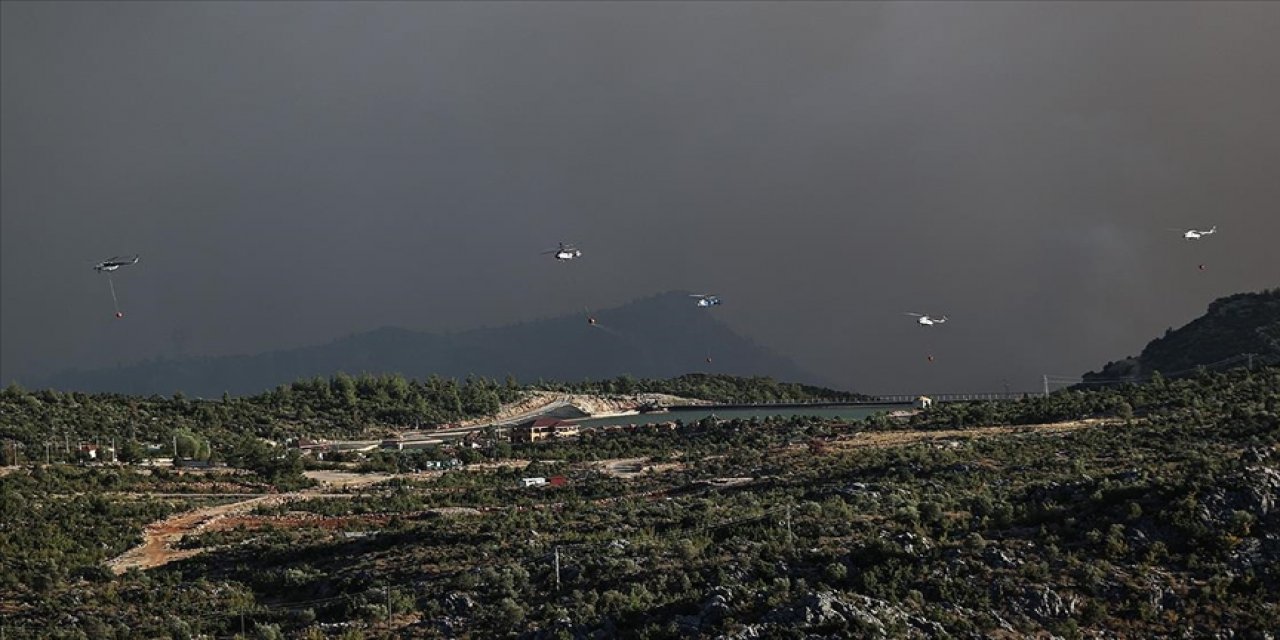 Antalya'nın Gündoğmuş ilçesindeki orman yangınını söndürme çalışmaları aralıksız sürüyor