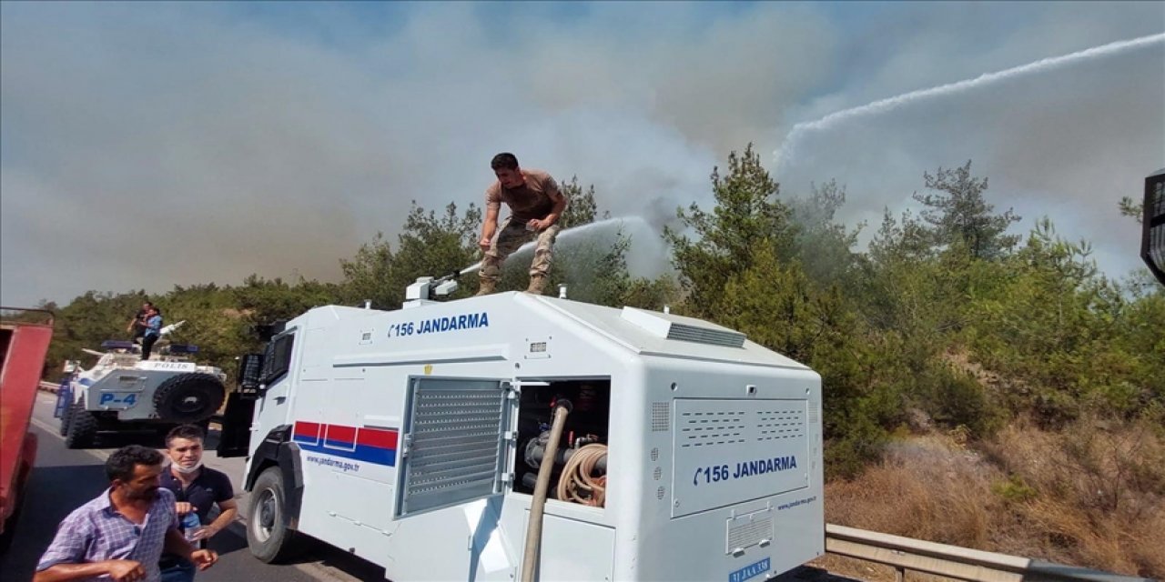 Hatay'da yangının kontrol altına alındığı bölgede soğutma çalışmaları sürüyor