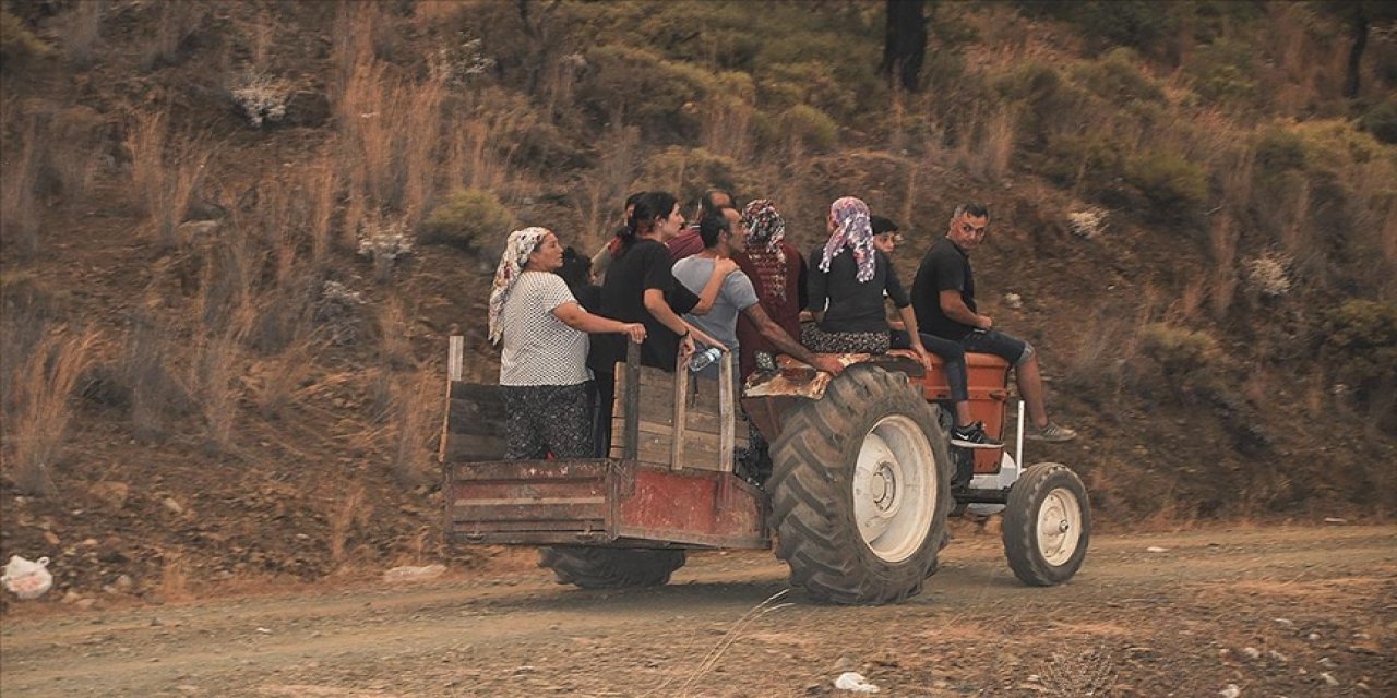 Köyceğiz'de orman yangınlarının tehdit ettiği bir mahalle daha boşaltıldı