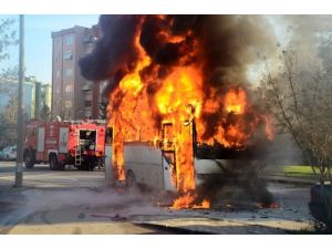 Öğrenci Servisini Söndürmeye Gelen İtfaiye Aracı Arızalı Çıktı, Minibüs Kül Oldu