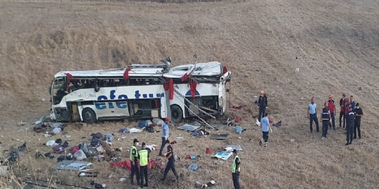 Yolcu otobüsü devrildi: Çok sayıda ölü ve yaralı var