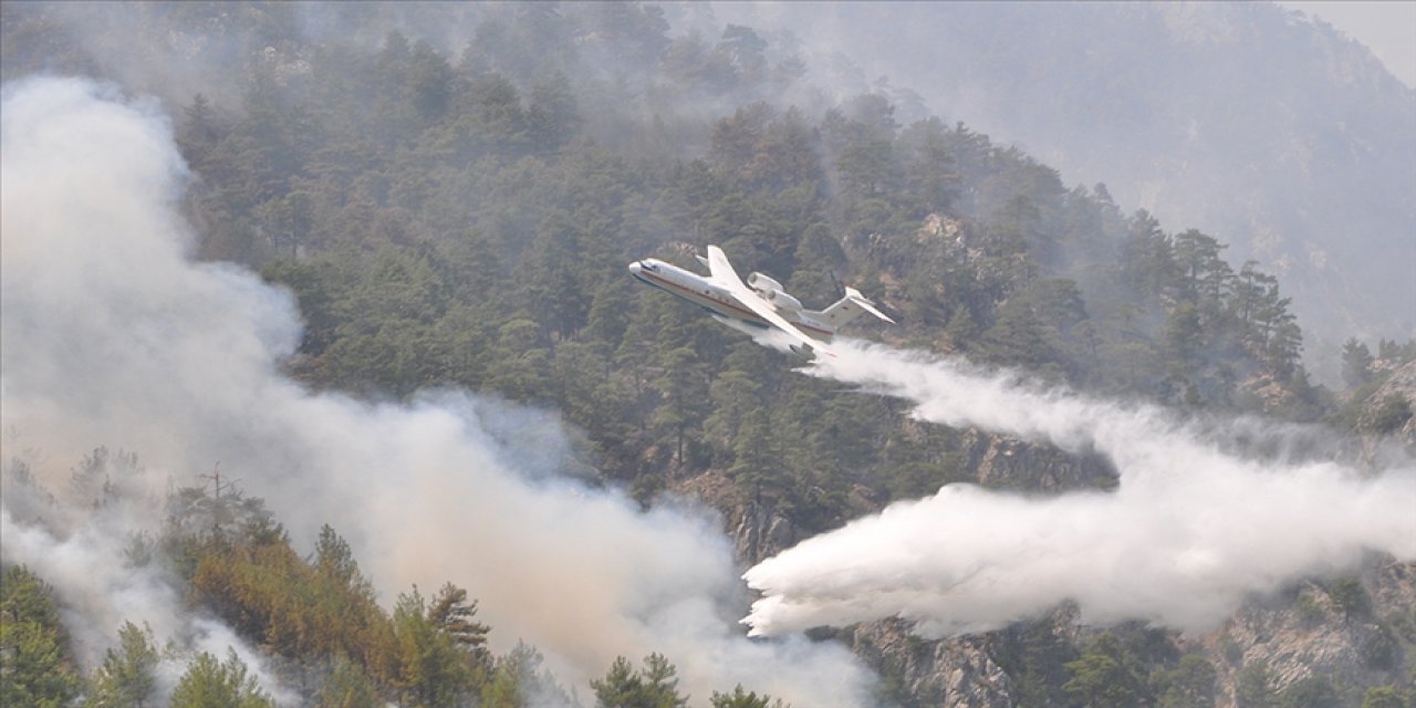 Muğla'da devam eden 5 yangına havadan ve karadan müdahalede bulunuluyor