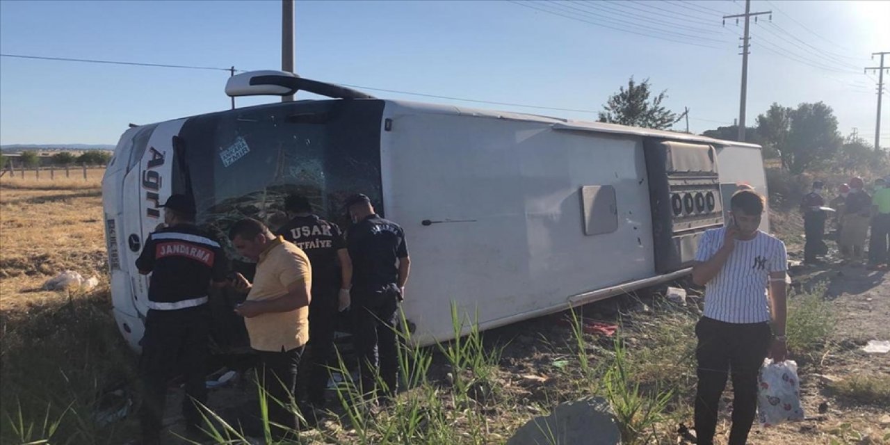 Uşak'ta yolcu otobüsünün devrilmesi sonucu 33 kişi yaralandı