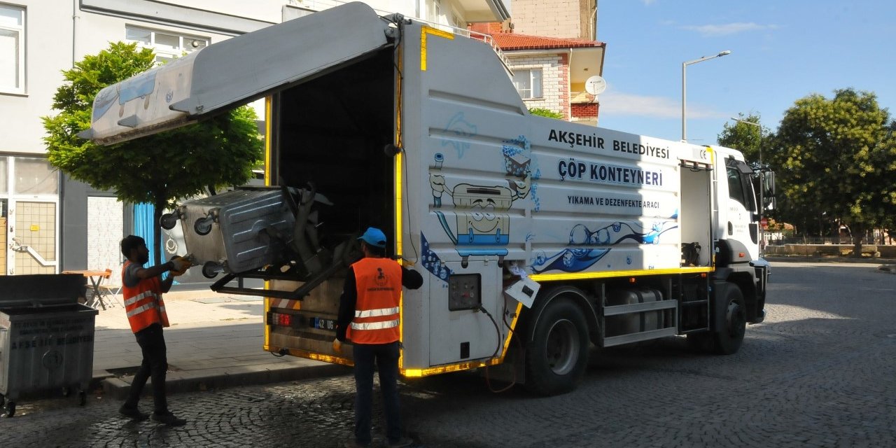 Akşehir'de çöp konteynerleri dezenfekte ediliyor
