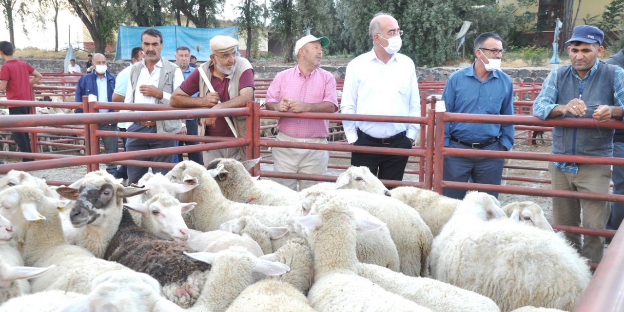 Manavgat'taki hayvan yetiştiricilerine anlamlı yardım