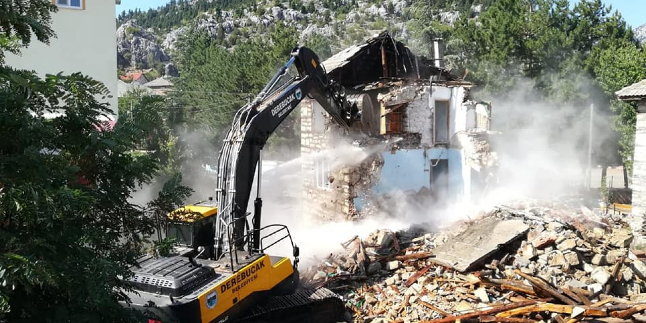 Derebucak'ta depremde ağır hasar gören binanın yıkımı gerçekleştirildi