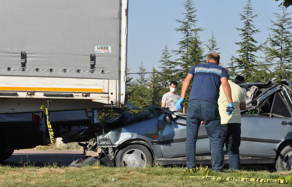 Tıra çarpan otomobilde 1 kişi öldü, 1 kişi yaralandı