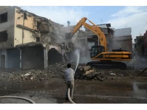 Binalar Yıkılıyor, Bulvar Açılıyor